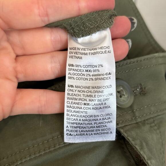 Chicos Army Green Rolled Cuff Cropped Cargo Pants Size 2/12 - Picture 8 of 8